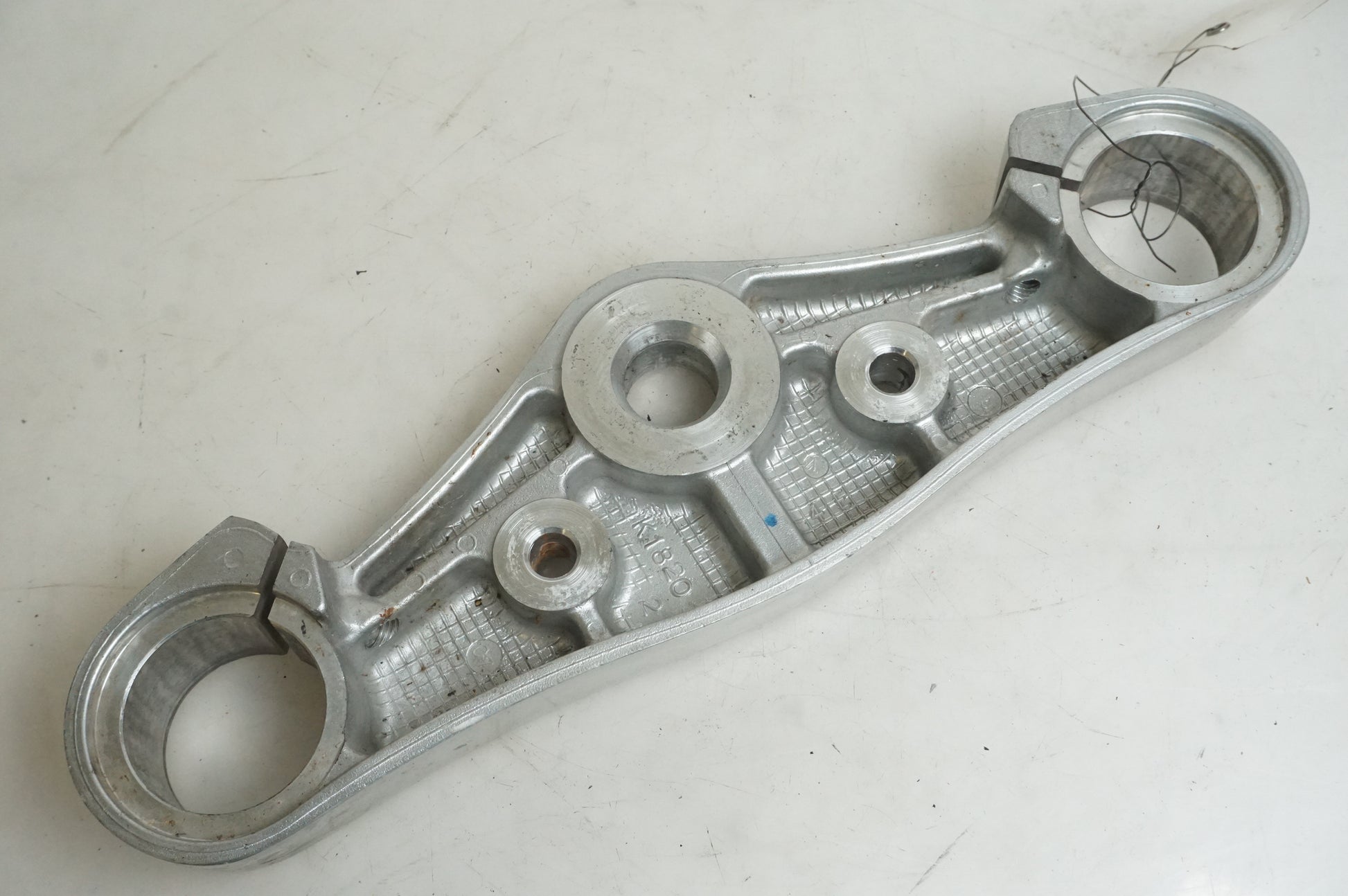 Vänster sida på Gaffelkrona från en Kawasaki VN 900 -2007 motorcykel.