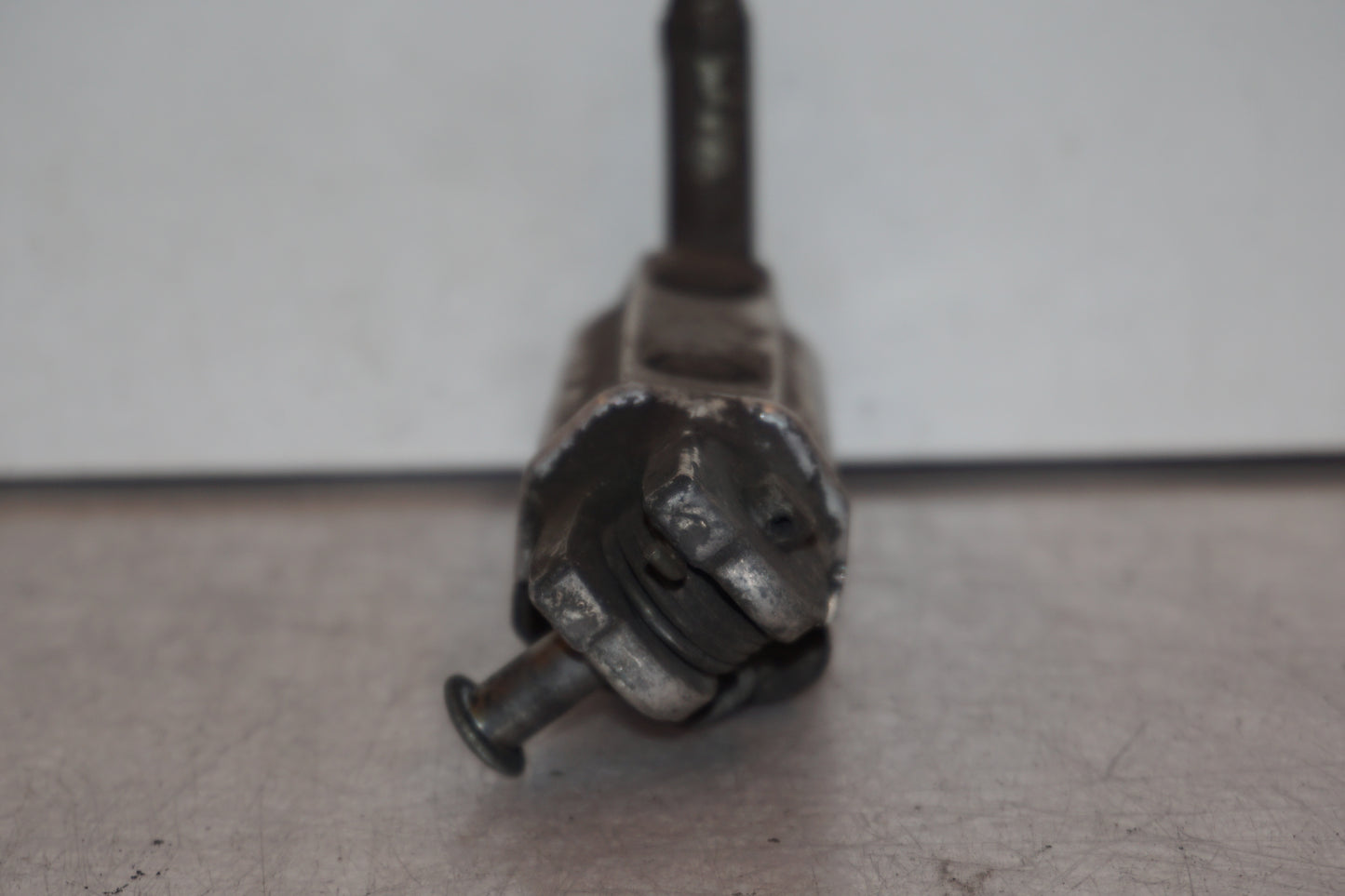 Snett nerifrån på Fotpinne från en Honda CBR 1100 XX -1998 motorcykel.