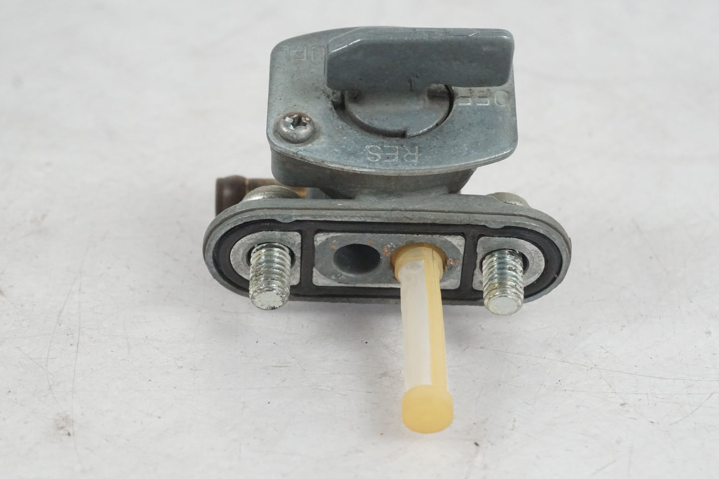 Höger sida på Bensinkran från en Yamaha XVS 650 -1998 motorcykel.