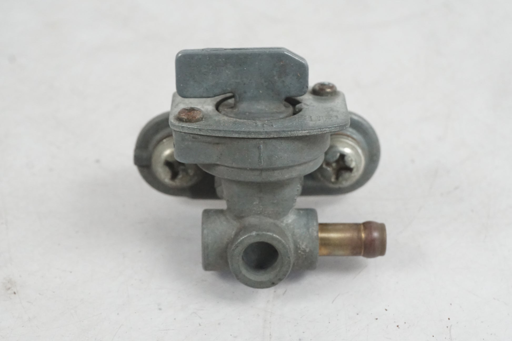 Vänster sida på Bensinkran från en Yamaha XVS 650 -1998 motorcykel.