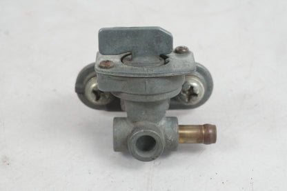 Vänster sida på Bensinkran från en Yamaha XVS 650 -1998 motorcykel.