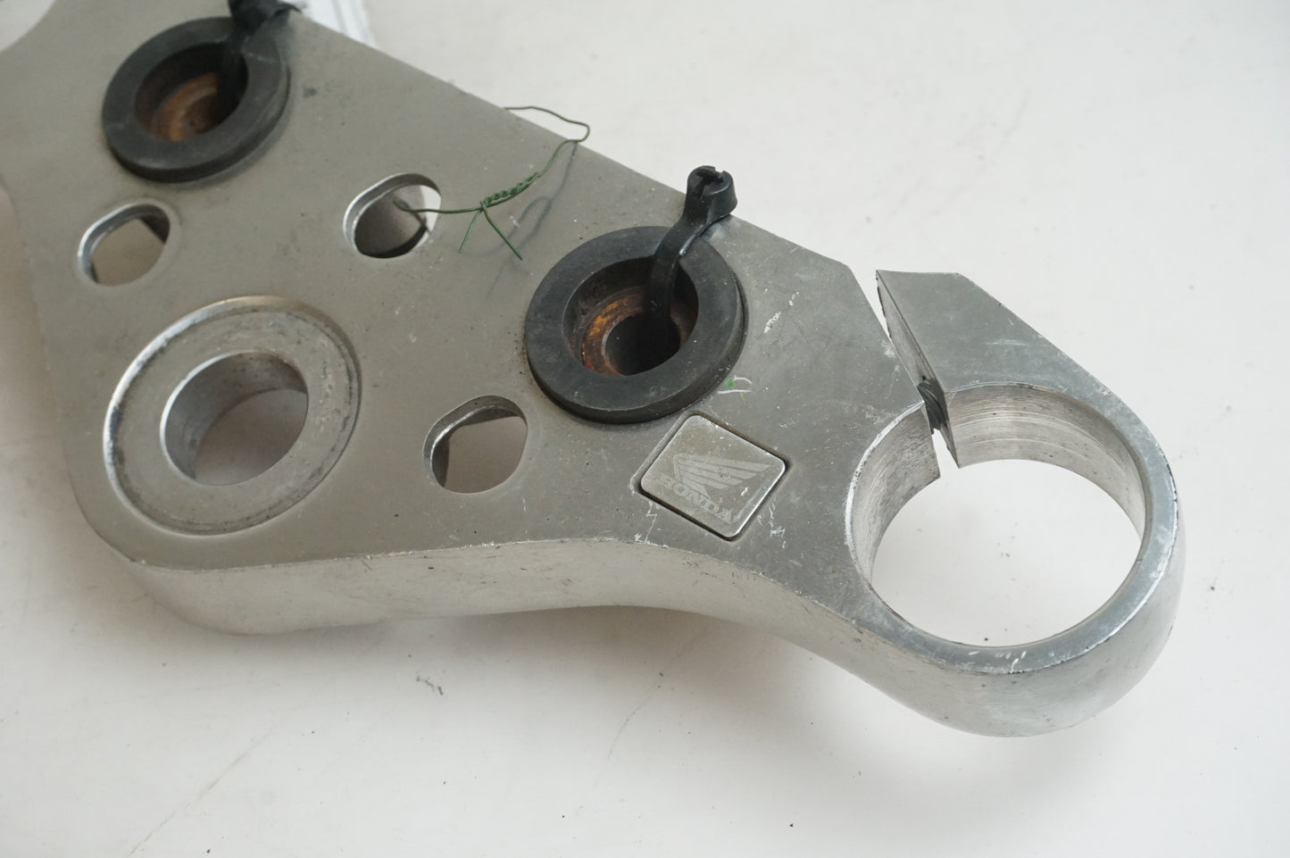 Baksidan på Gaffelkrona från en Honda VT 1100 C -2000 motorcykel.