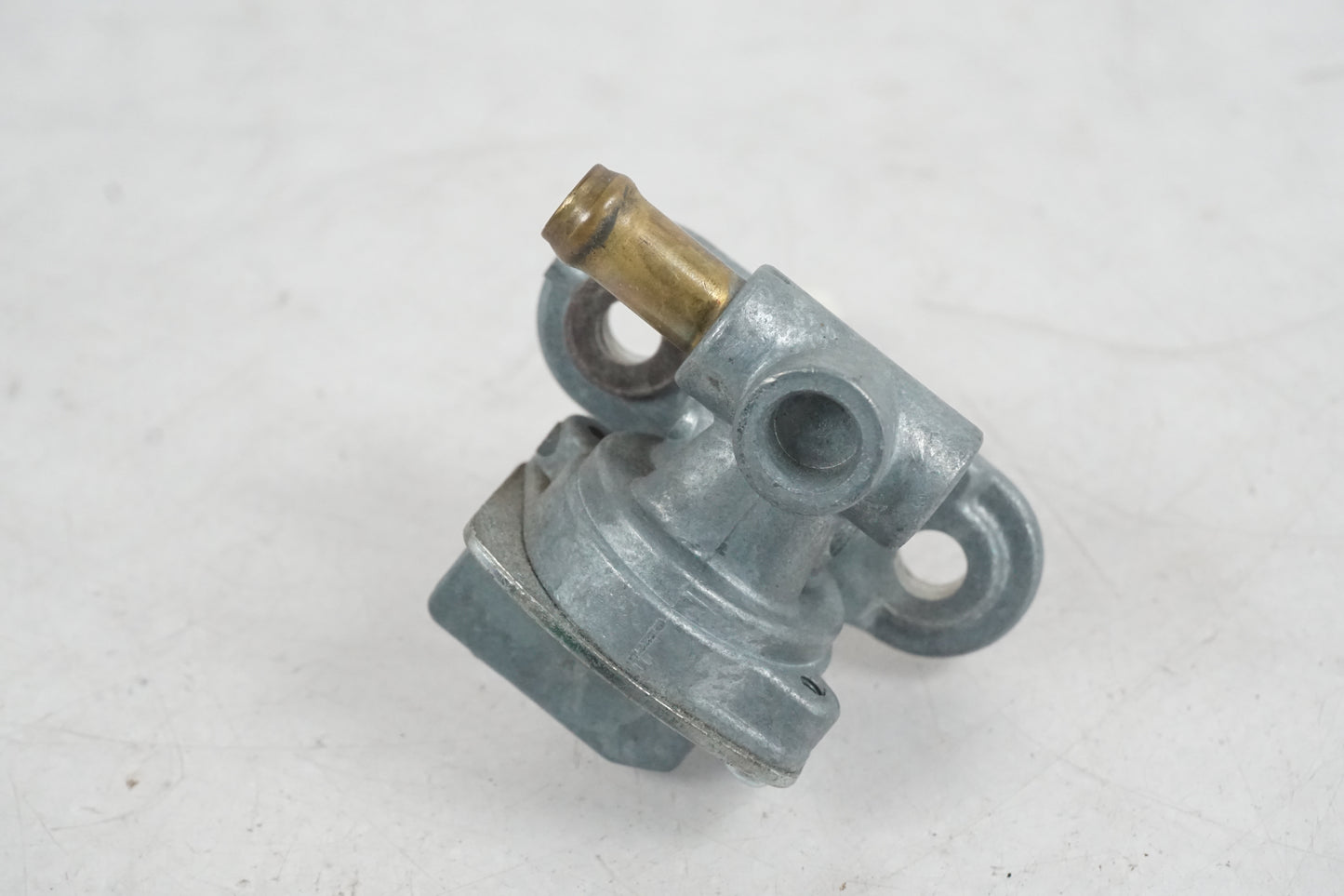 Höger sida på Bensinkran från en Yamaha YZF 1000 R -1998 motorcykel.