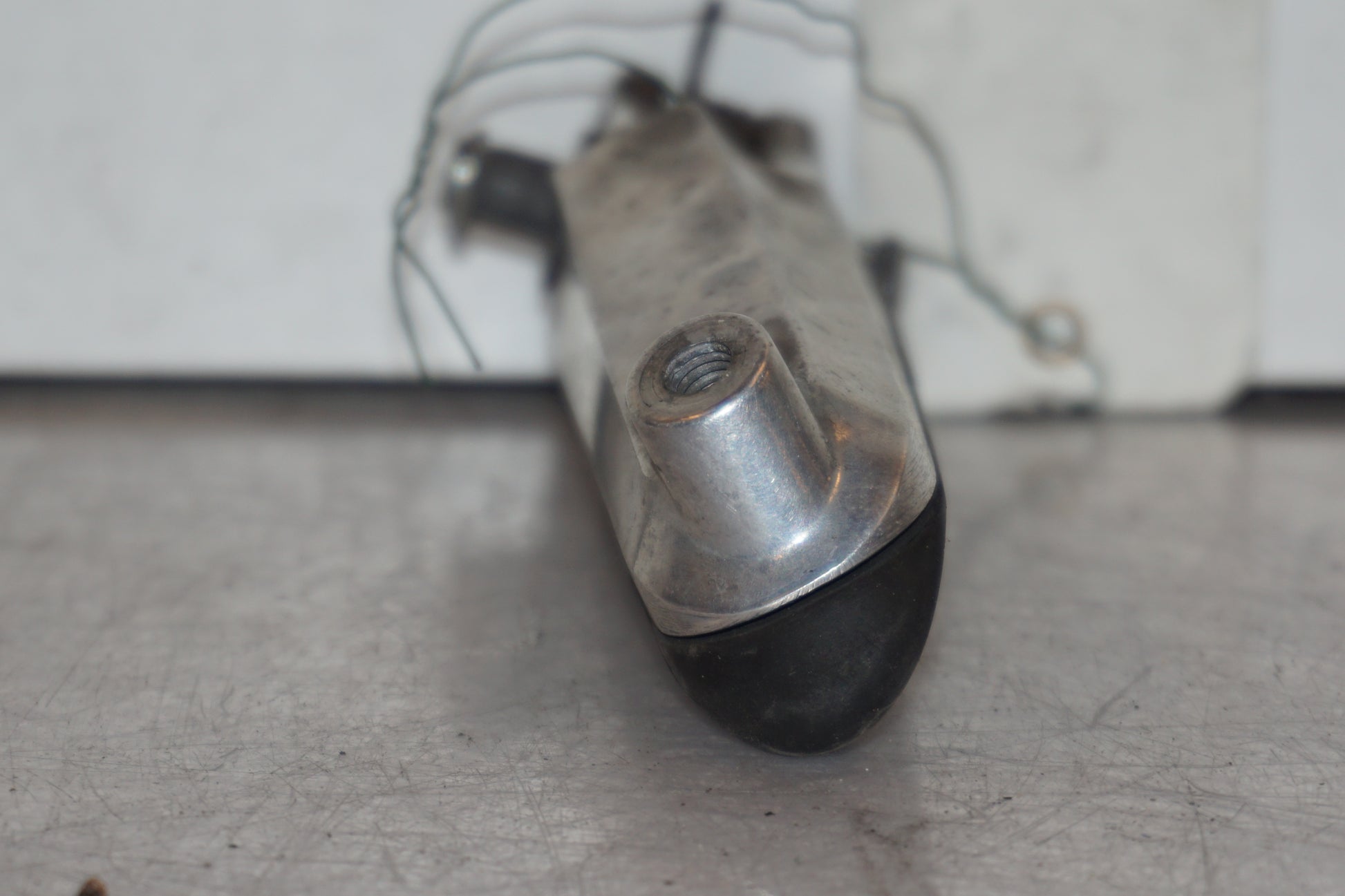 Vänster sida på Fotpinne från en Honda CBR 1100 XX -2001 motorcykel.