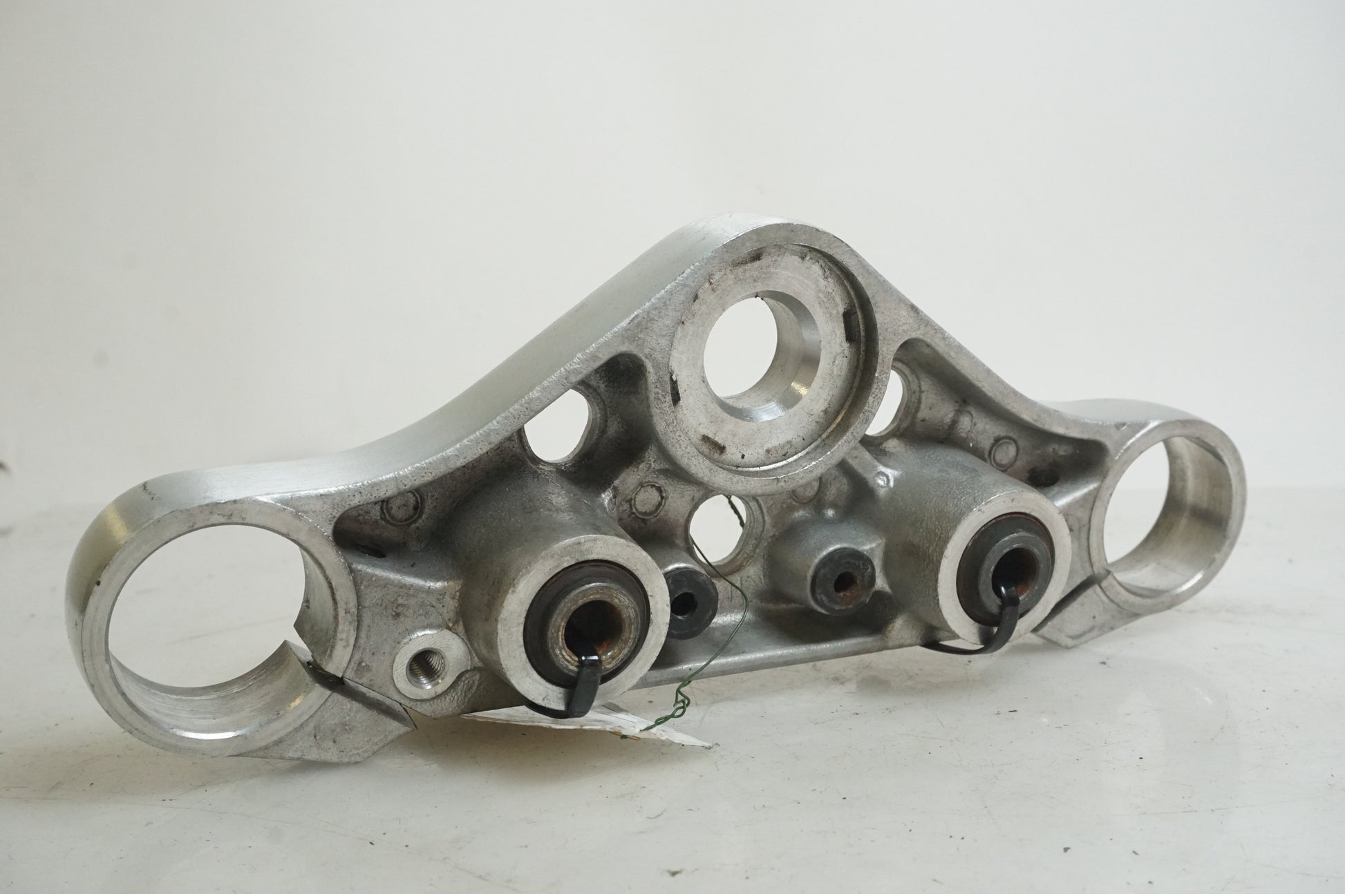 Vänster sida på Gaffelkrona från en Honda VT 1100 C -2000 motorcykel.