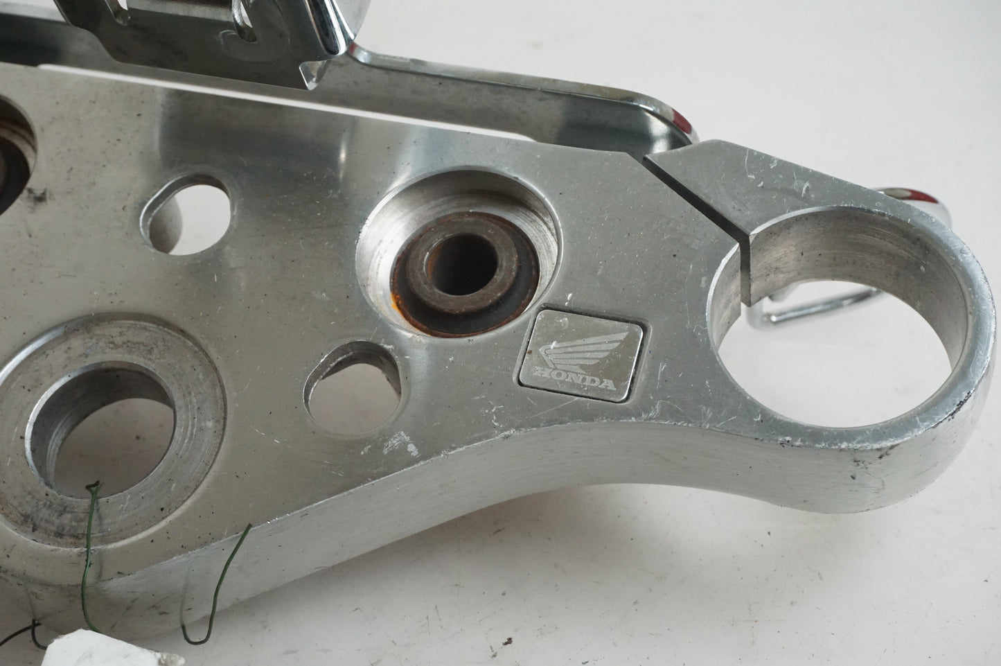 Höger sida på Gaffelkrona från en Honda VT 1100 C -2000 motorcykel.