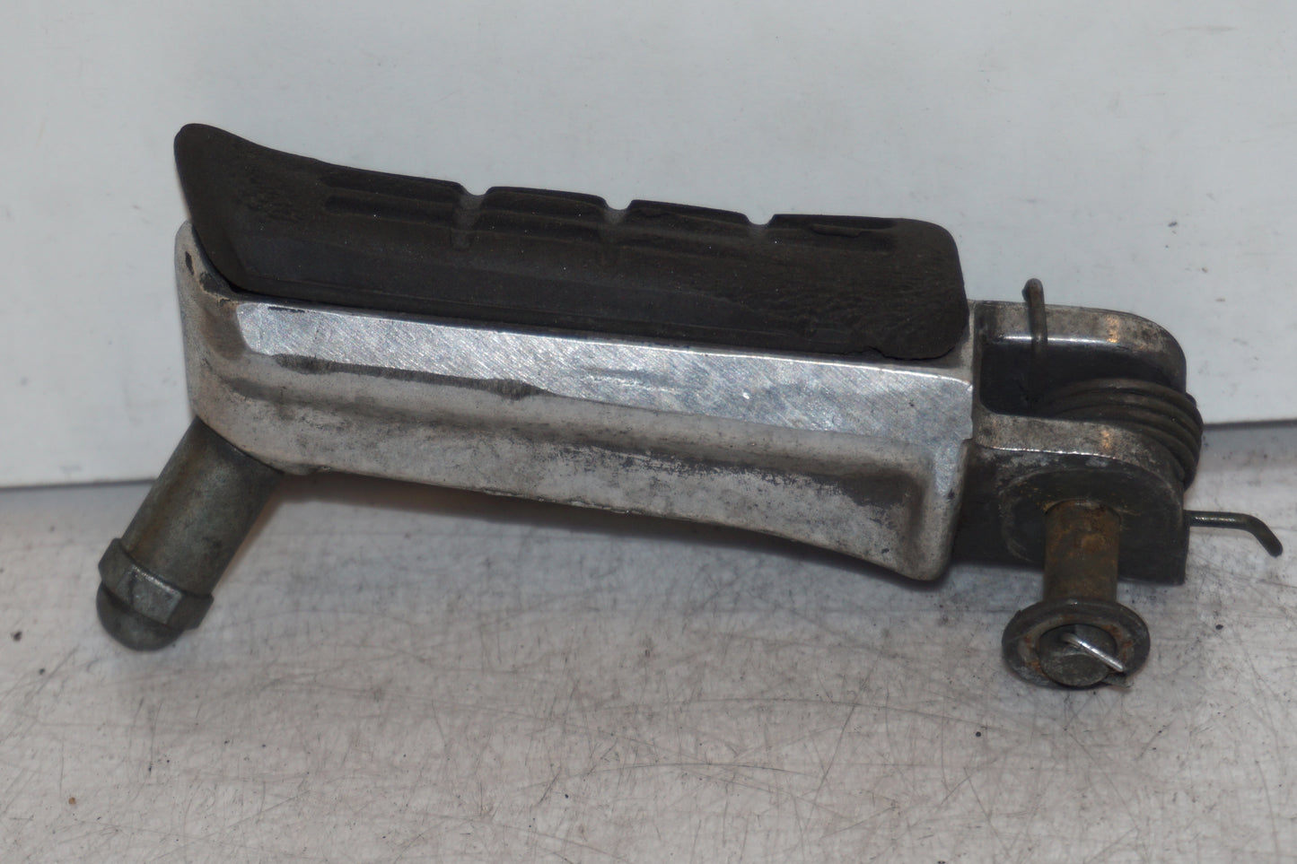 Baksidan på Fotpinne från en Honda VTR 1000 F -1997 motorcykel.