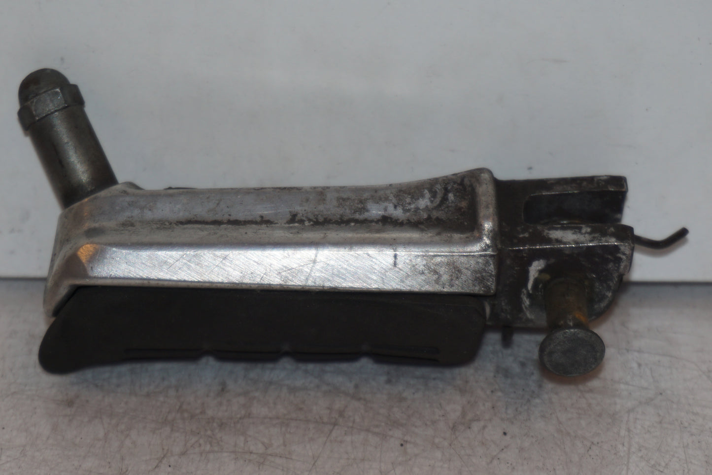 Vänster sida på Fotpinne från en Honda VTR 1000 F -1997 motorcykel.