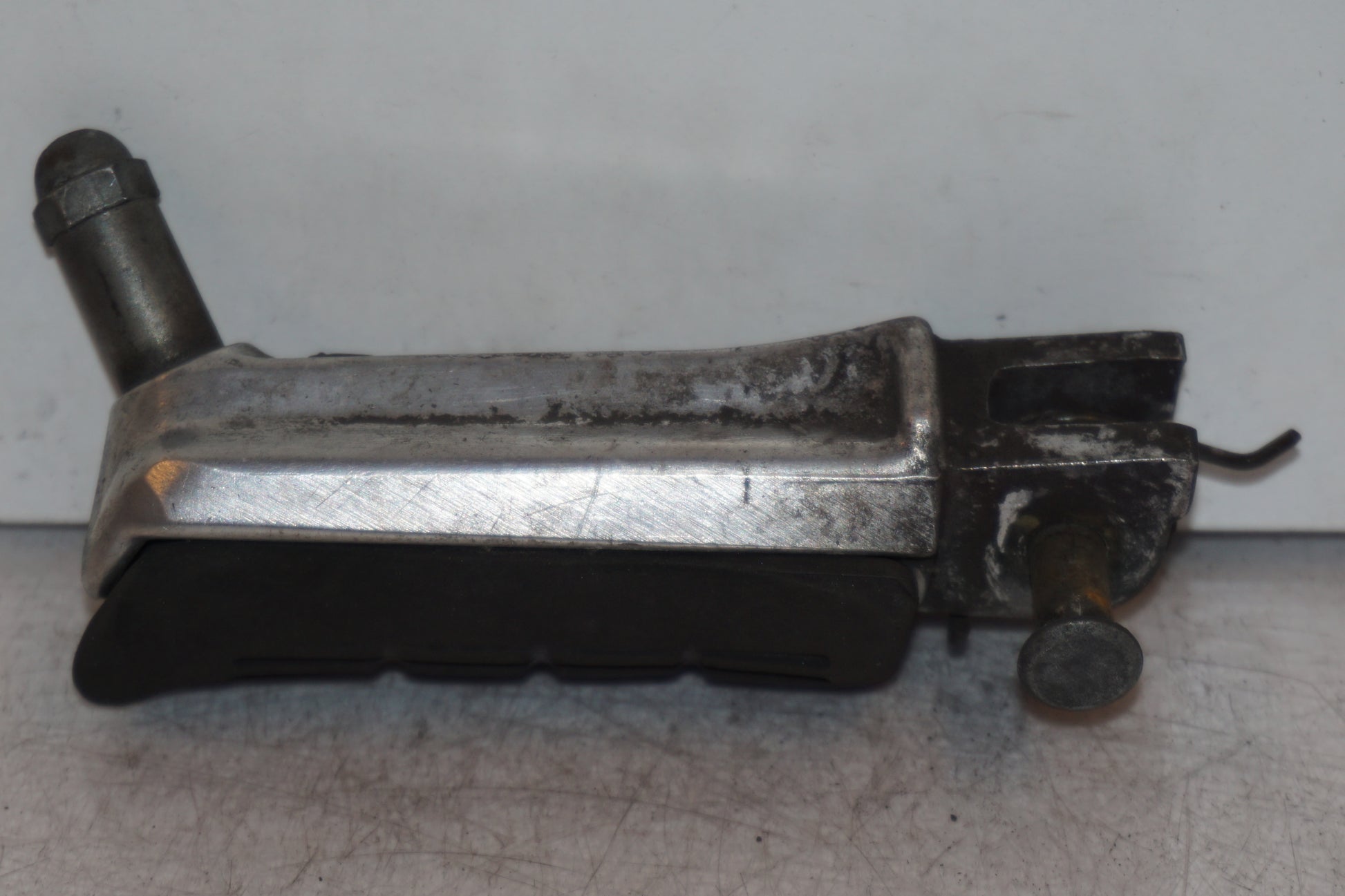 Vänster sida på Fotpinne från en Honda VTR 1000 F -1997 motorcykel.