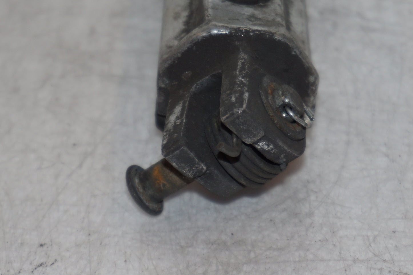 Snett nerifrån på Fotpinne från en Honda VTR 1000 F -1997 motorcykel.