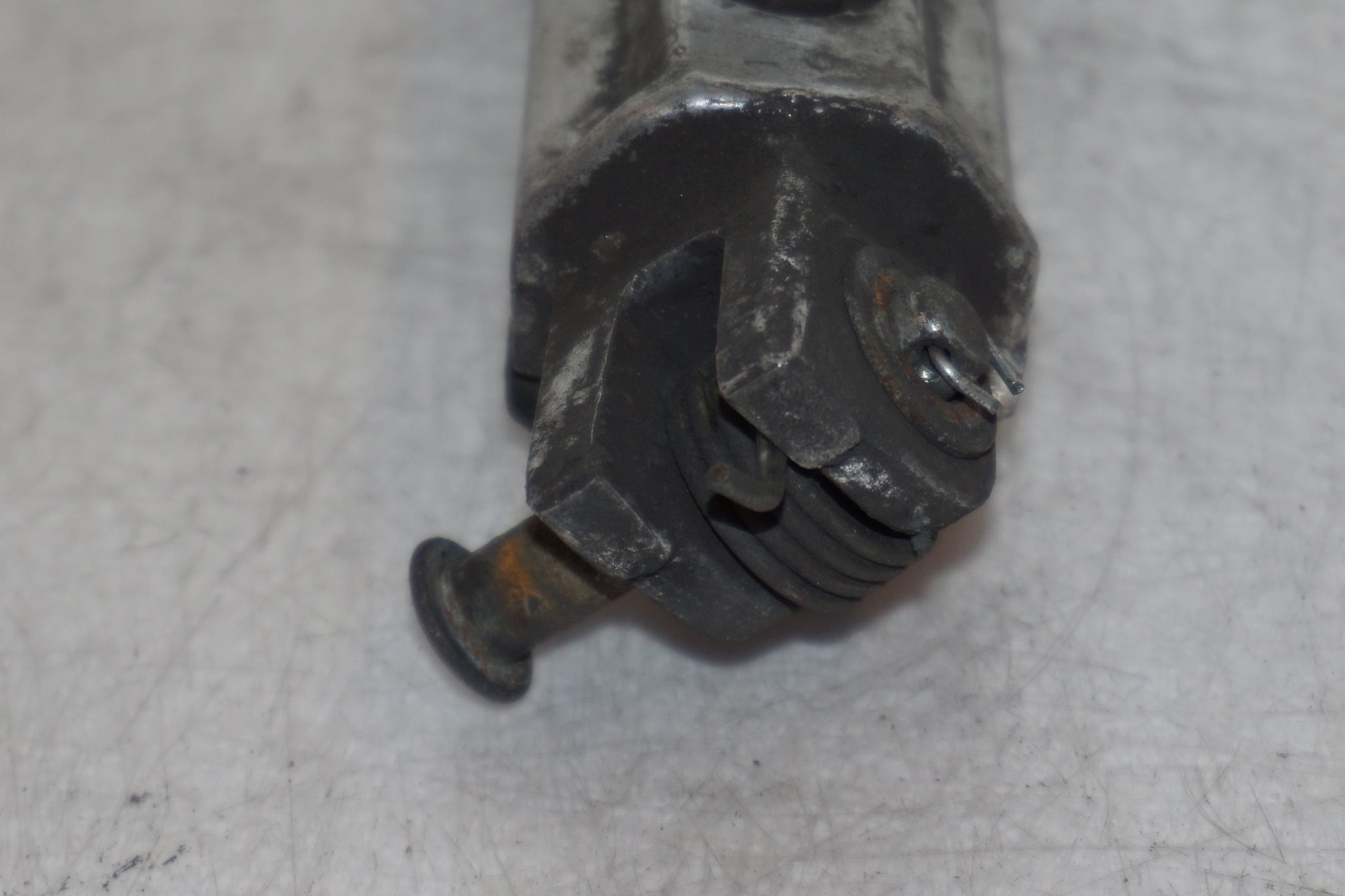 Snett nerifrån på Fotpinne från en Honda VTR 1000 F -1997 motorcykel.