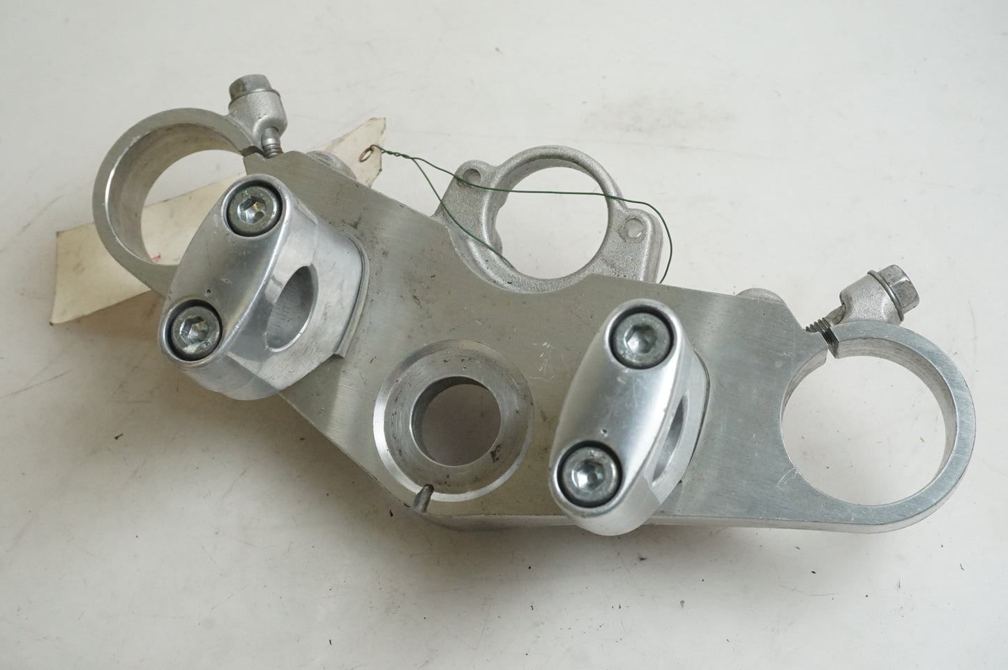 Framsidan på Gaffelkrona från en Honda CB 1300 F -2003 motorcykel.