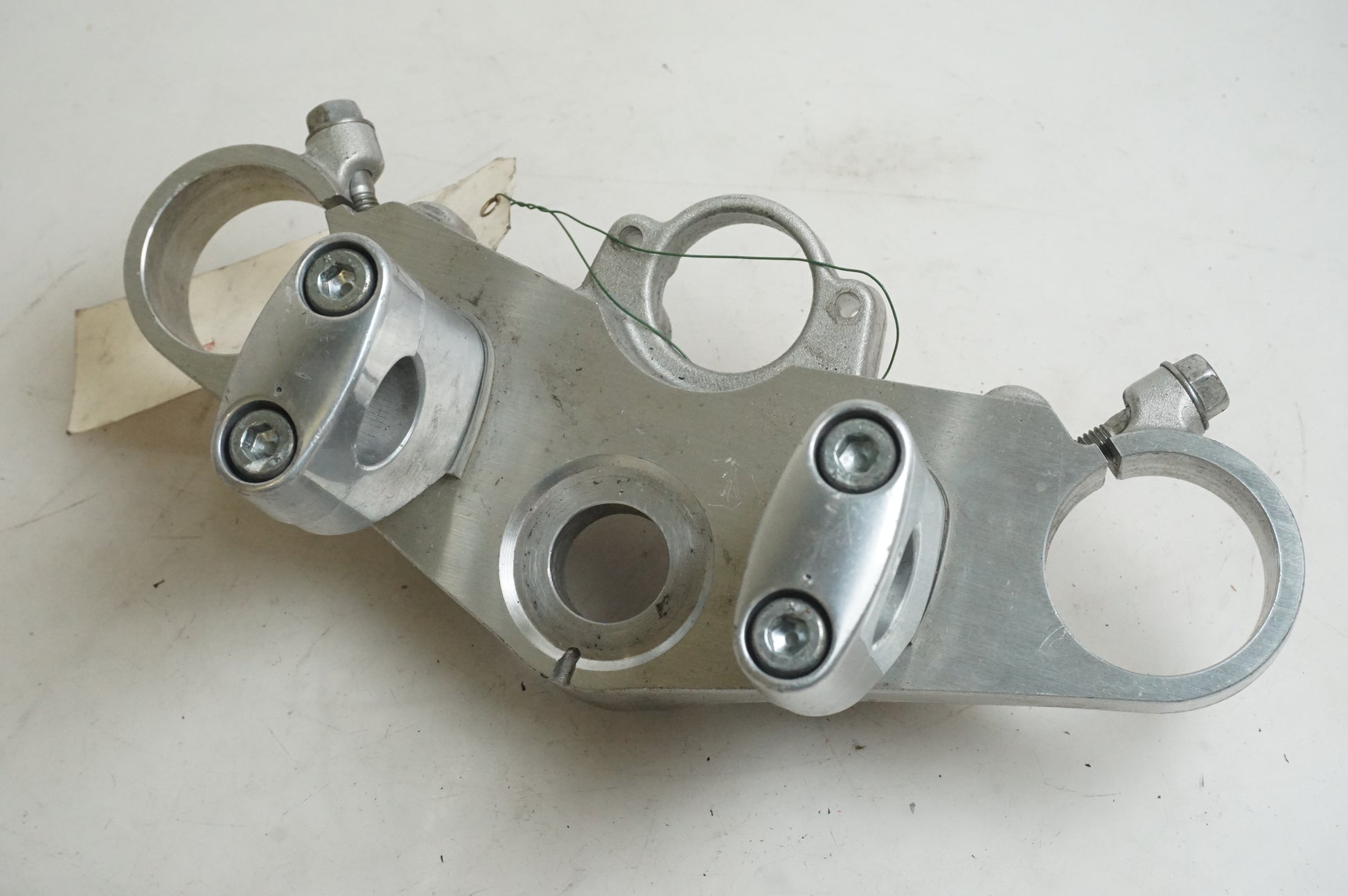 Framsidan på Gaffelkrona från en Honda CB 1300 F -2003 motorcykel.