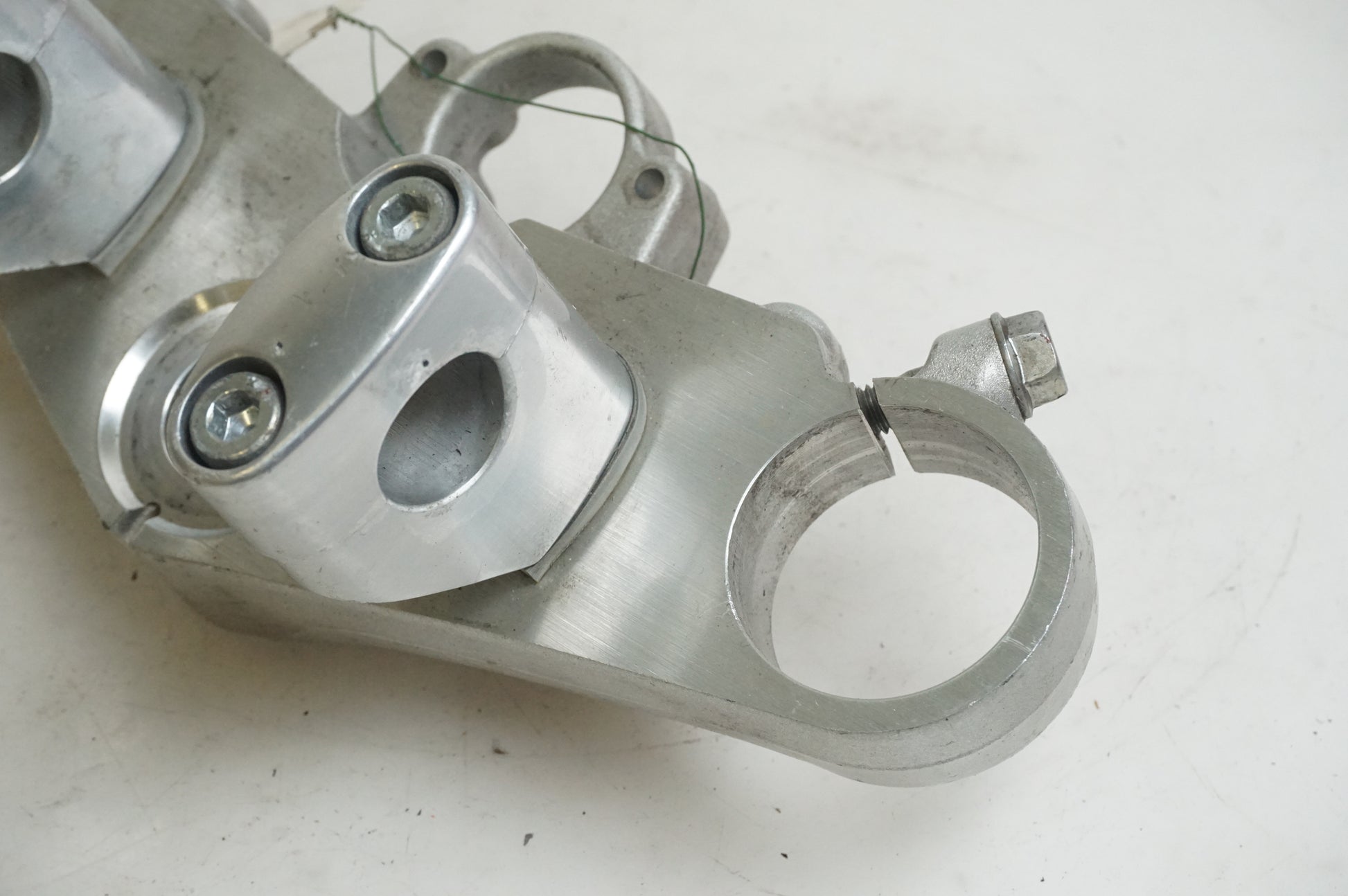 Baksidan på Gaffelkrona från en Honda CB 1300 F -2003 motorcykel.