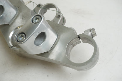 Baksidan på Gaffelkrona från en Honda CB 1300 F -2003 motorcykel.