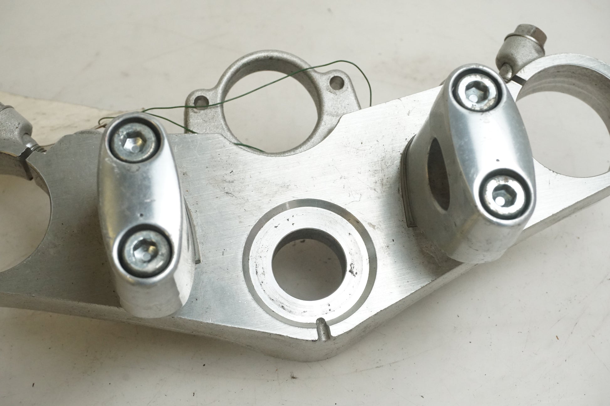 Höger sida på Gaffelkrona från en Honda CB 1300 F -2003 motorcykel.