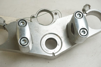 Höger sida på Gaffelkrona från en Honda CB 1300 F -2003 motorcykel.