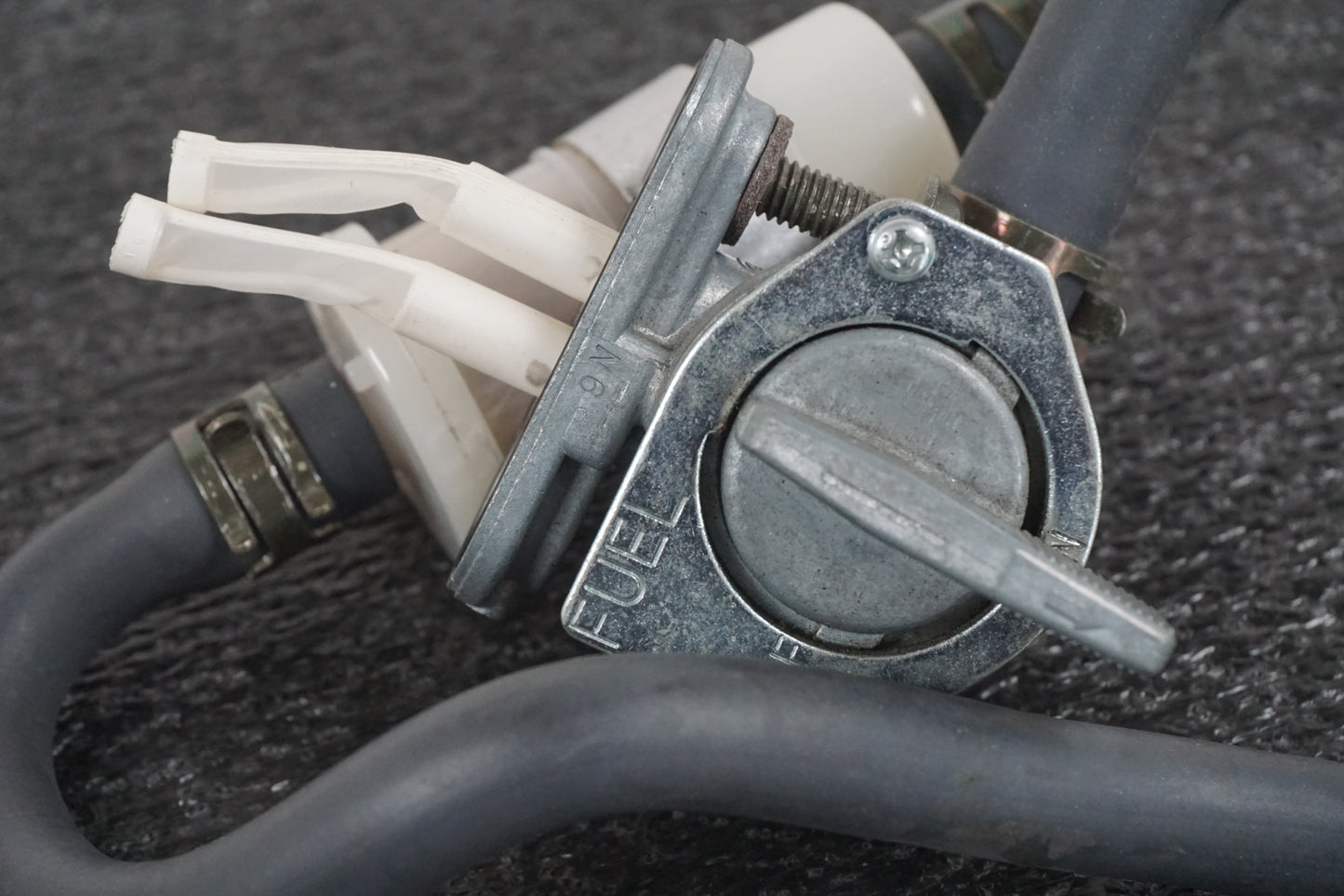 Höger sida på Bensinkran från en Yamaha YZF R6 -2000 motorcykel.