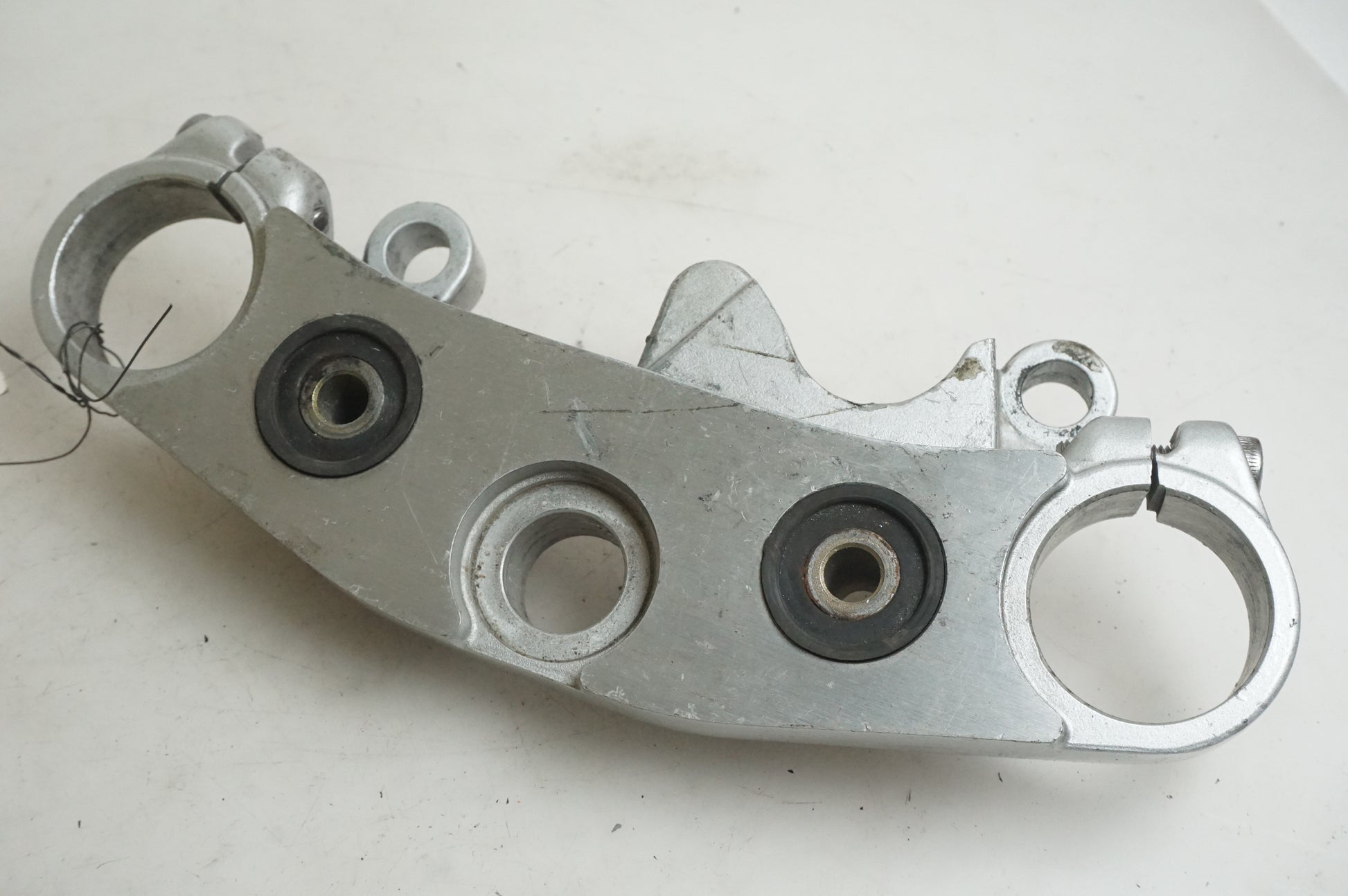 Framsidan på Gaffelkrona från en Yamaha BT 1100 -2002 motorcykel.