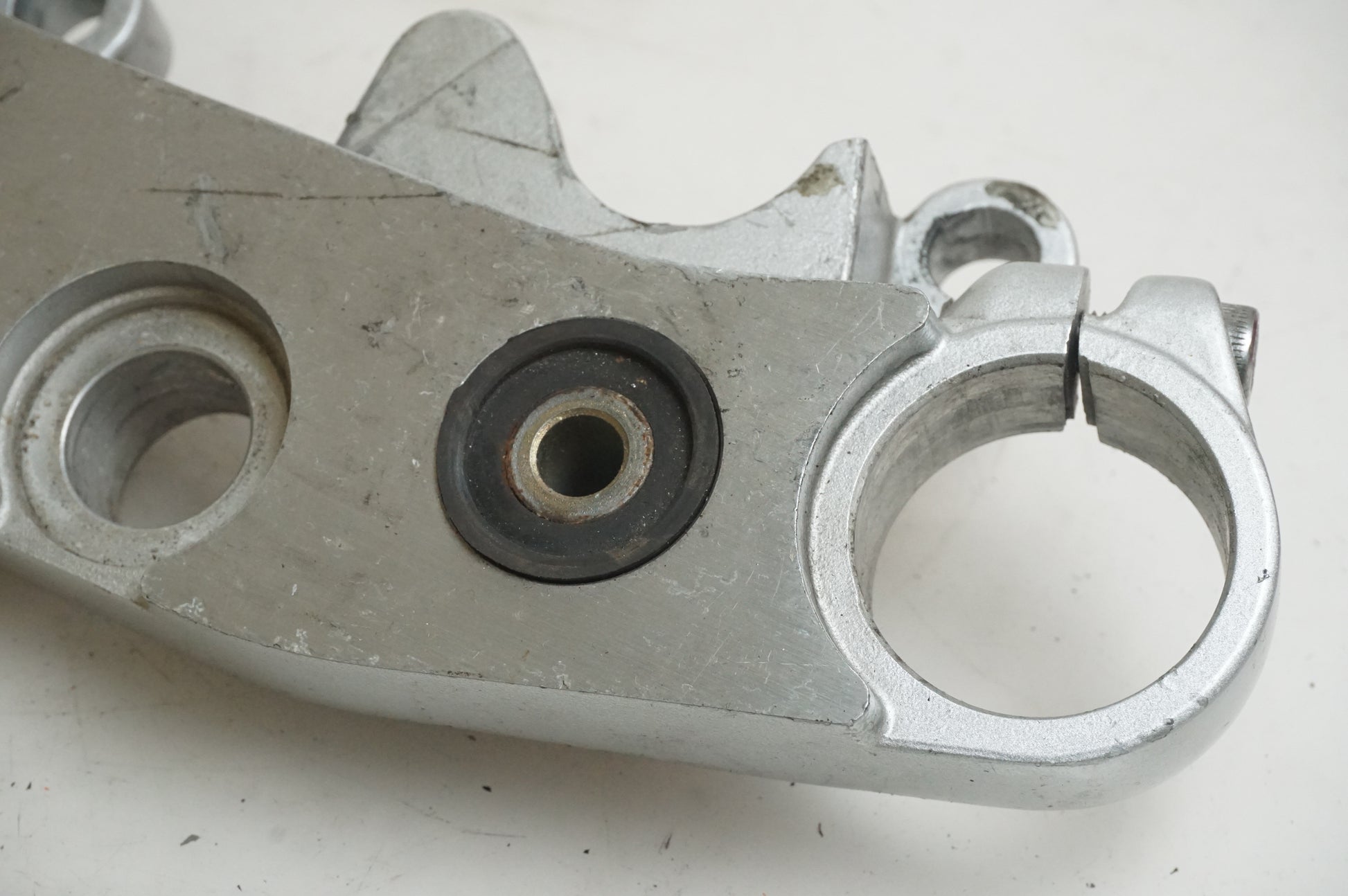 Baksidan på Gaffelkrona från en Yamaha BT 1100 -2002 motorcykel.