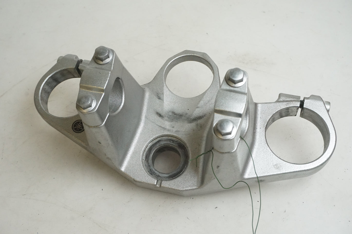 Framsidan på Gaffelkrona från en Yamaha XT 1200 Z -2011 motorcykel.