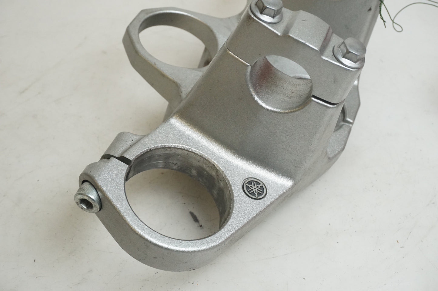 Vänster sida på Gaffelkrona från en Yamaha XT 1200 Z -2011 motorcykel.