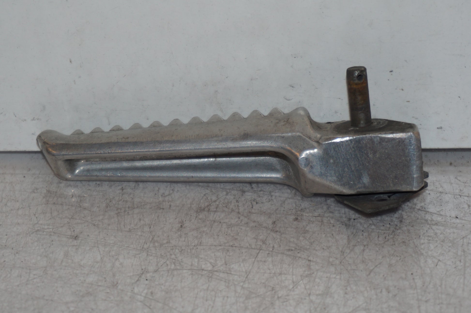 Baksidan på Fotpinne från en Honda VTR 1000 F -1997 motorcykel.