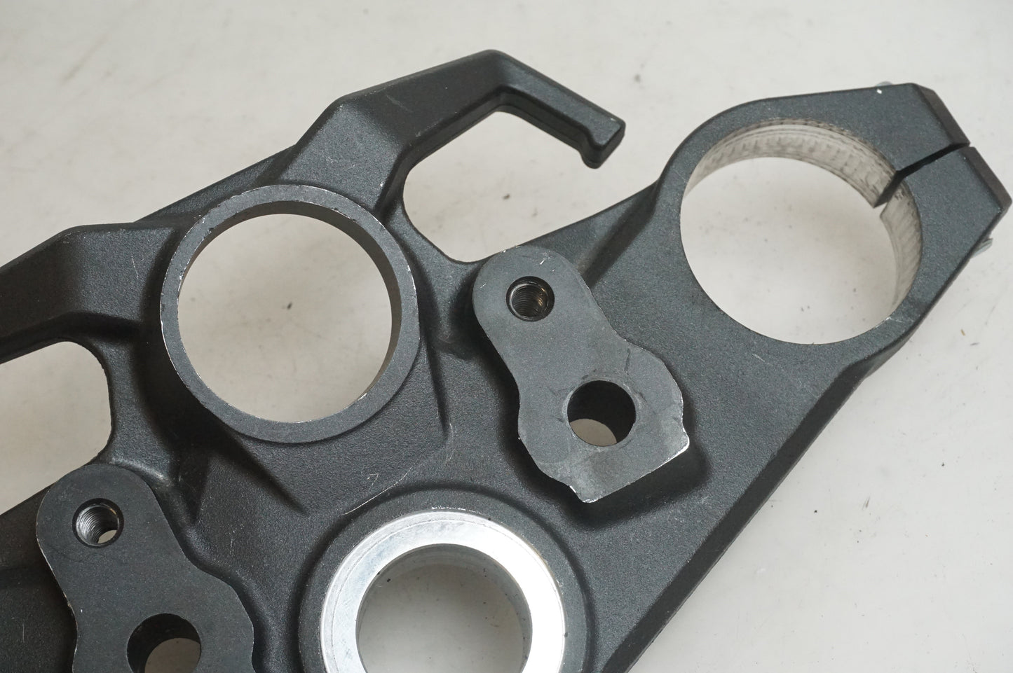 Baksidan på Gaffelkrona från en Kawasaki Versys 1000 -2012 motorcykel.