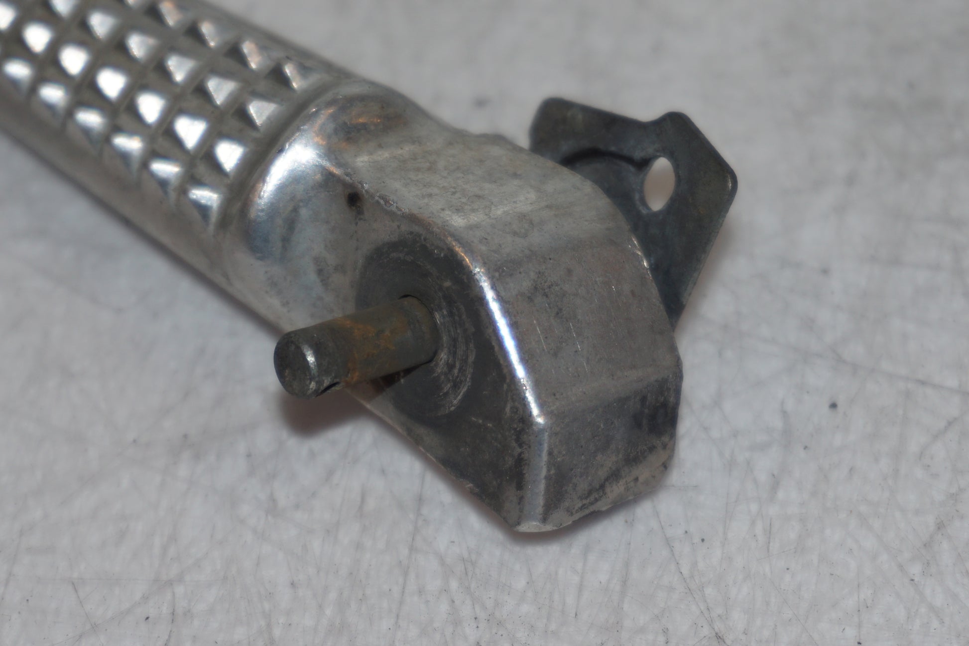 Snett nerifrån på Fotpinne från en Honda VTR 1000 F -1997 motorcykel.