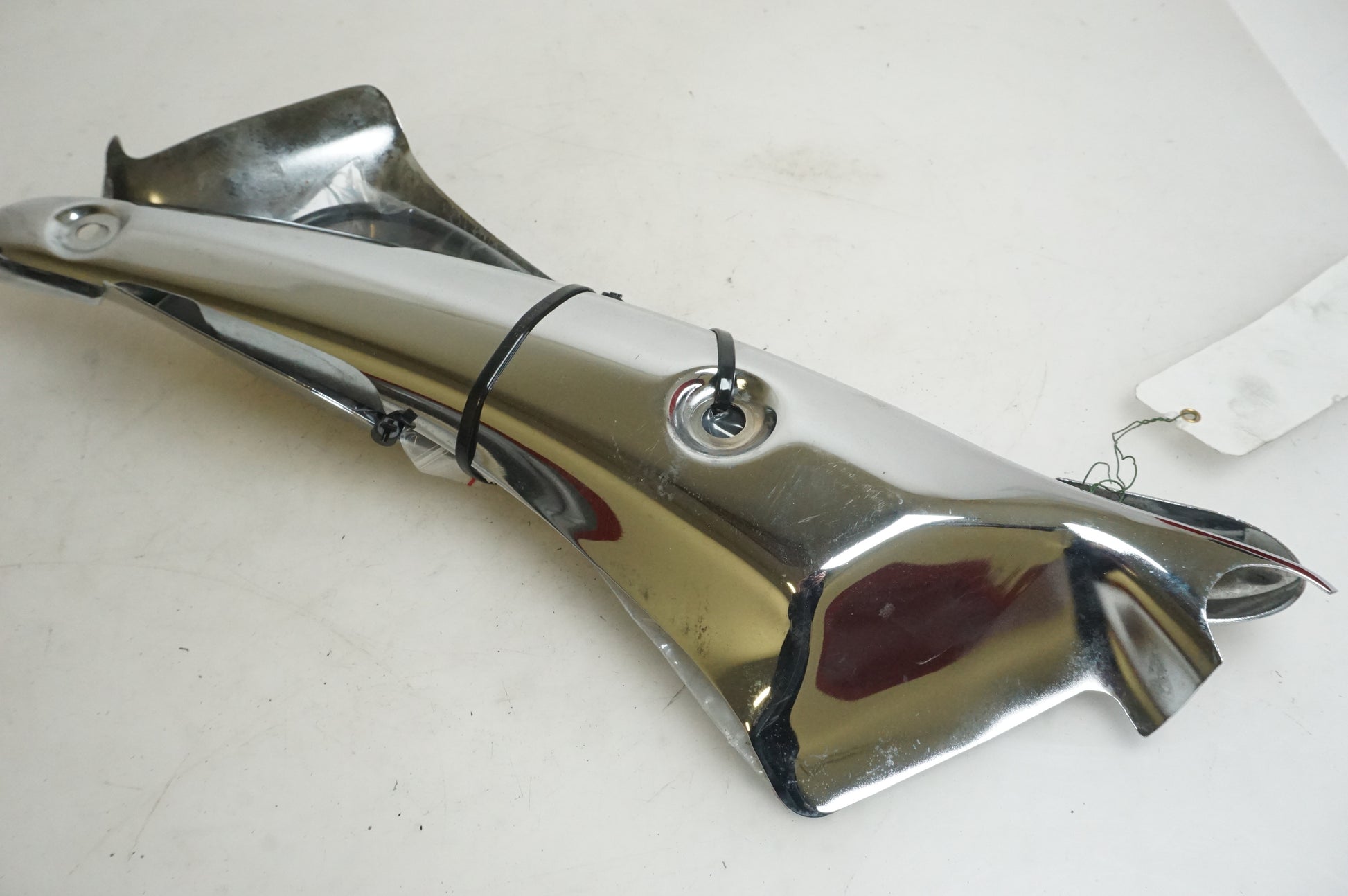 Framsidan på Bakskärmstag från en Triumph Rocket III -2011 motorcykel.