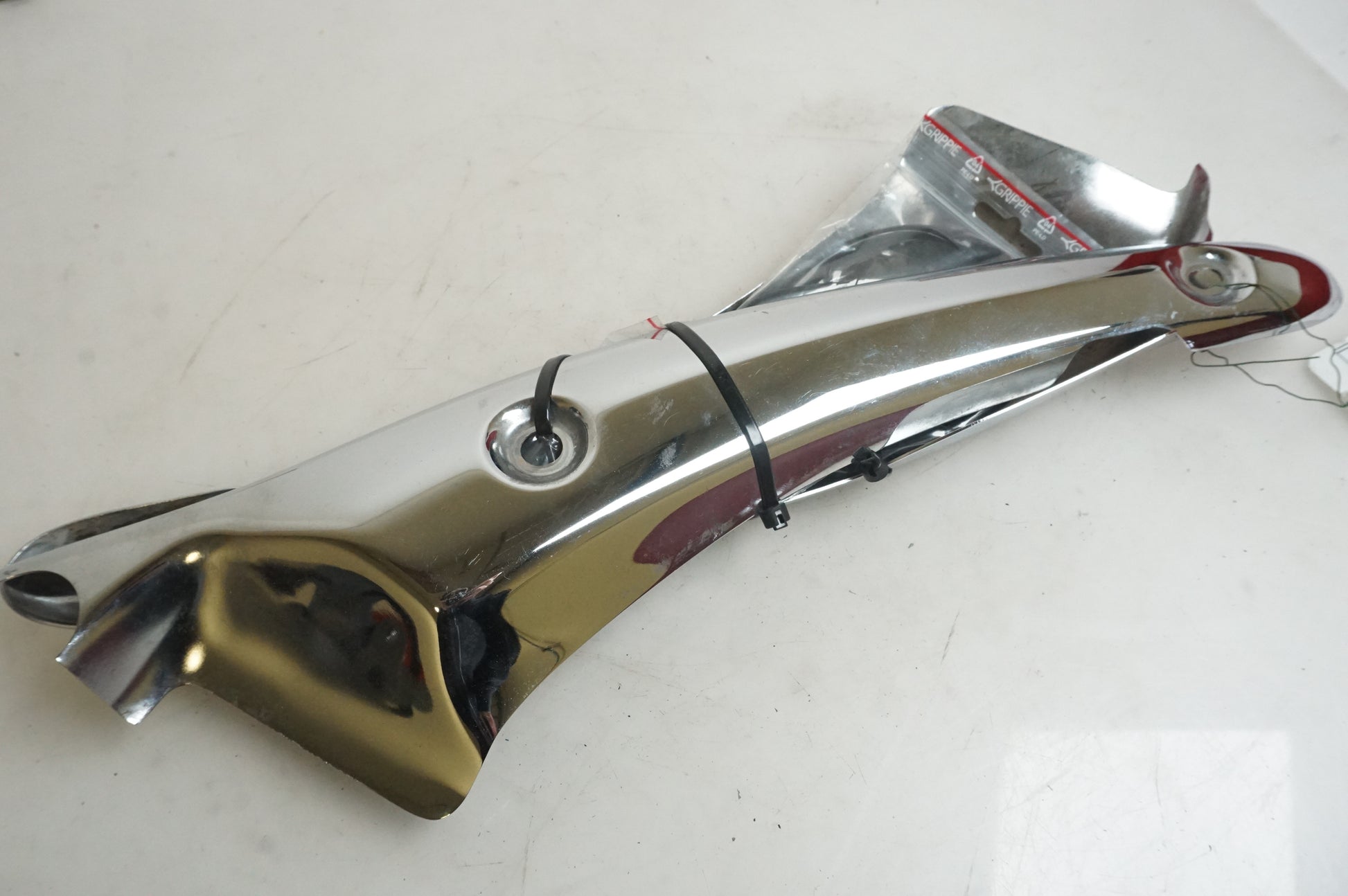 Vänster sida på Bakskärmstag från en Triumph Rocket III -2011 motorcykel.