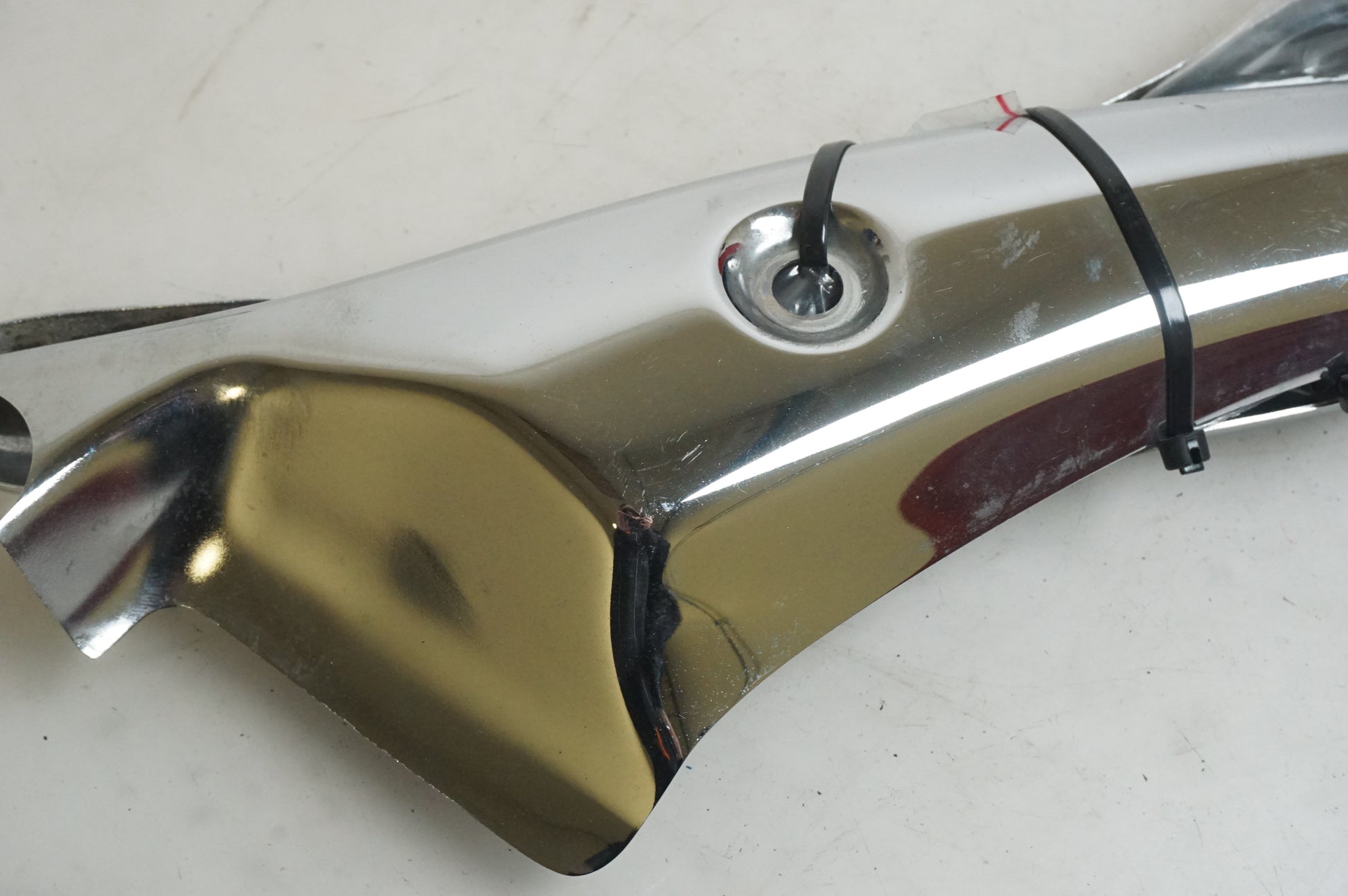 Snett uppifrån på Bakskärmstag från en Triumph Rocket III -2011 motorcykel.