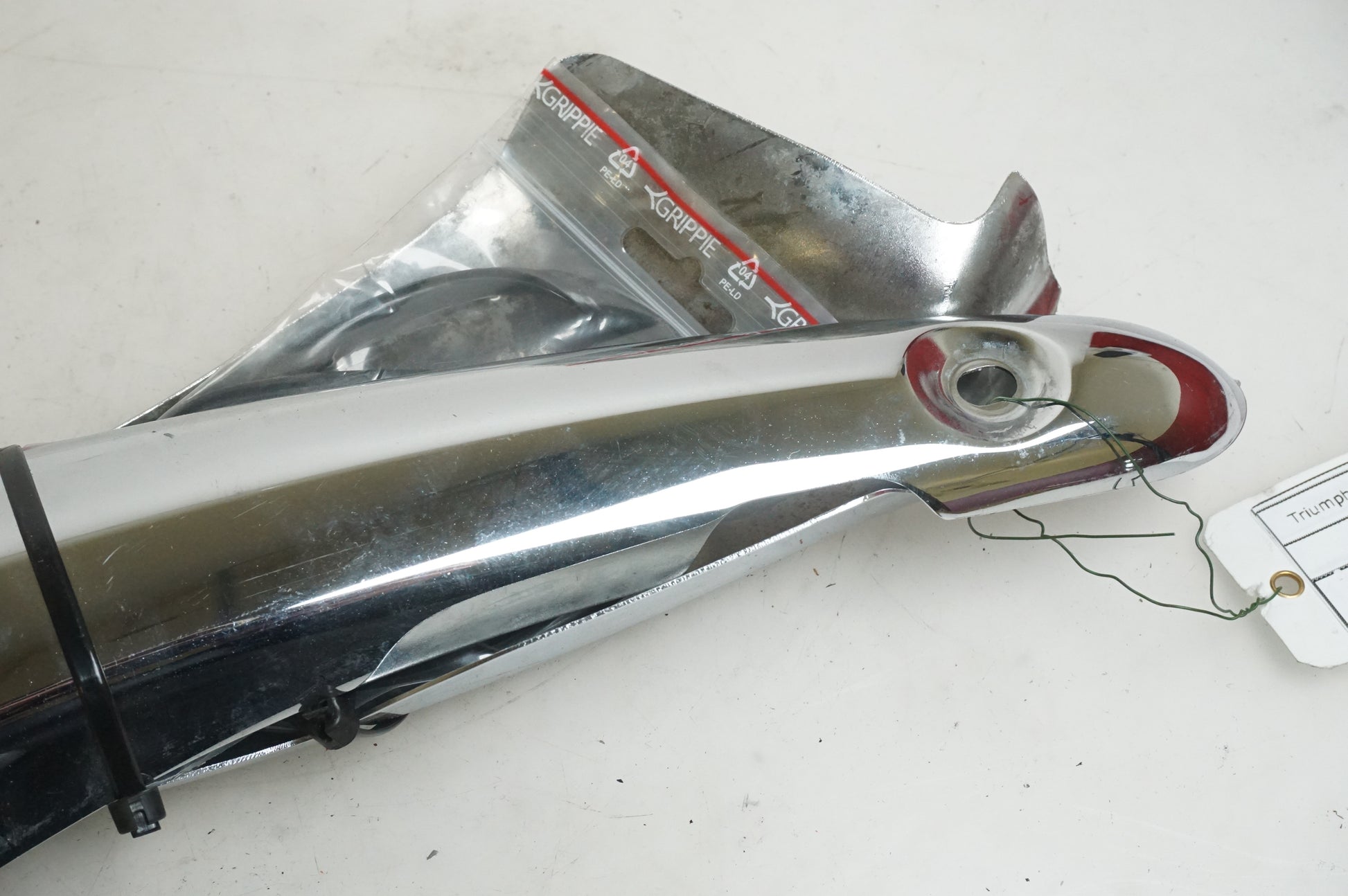 Snett nerifrån på Bakskärmstag från en Triumph Rocket III -2011 motorcykel.