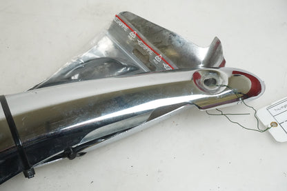 Snett nerifrån på Bakskärmstag från en Triumph Rocket III -2011 motorcykel.