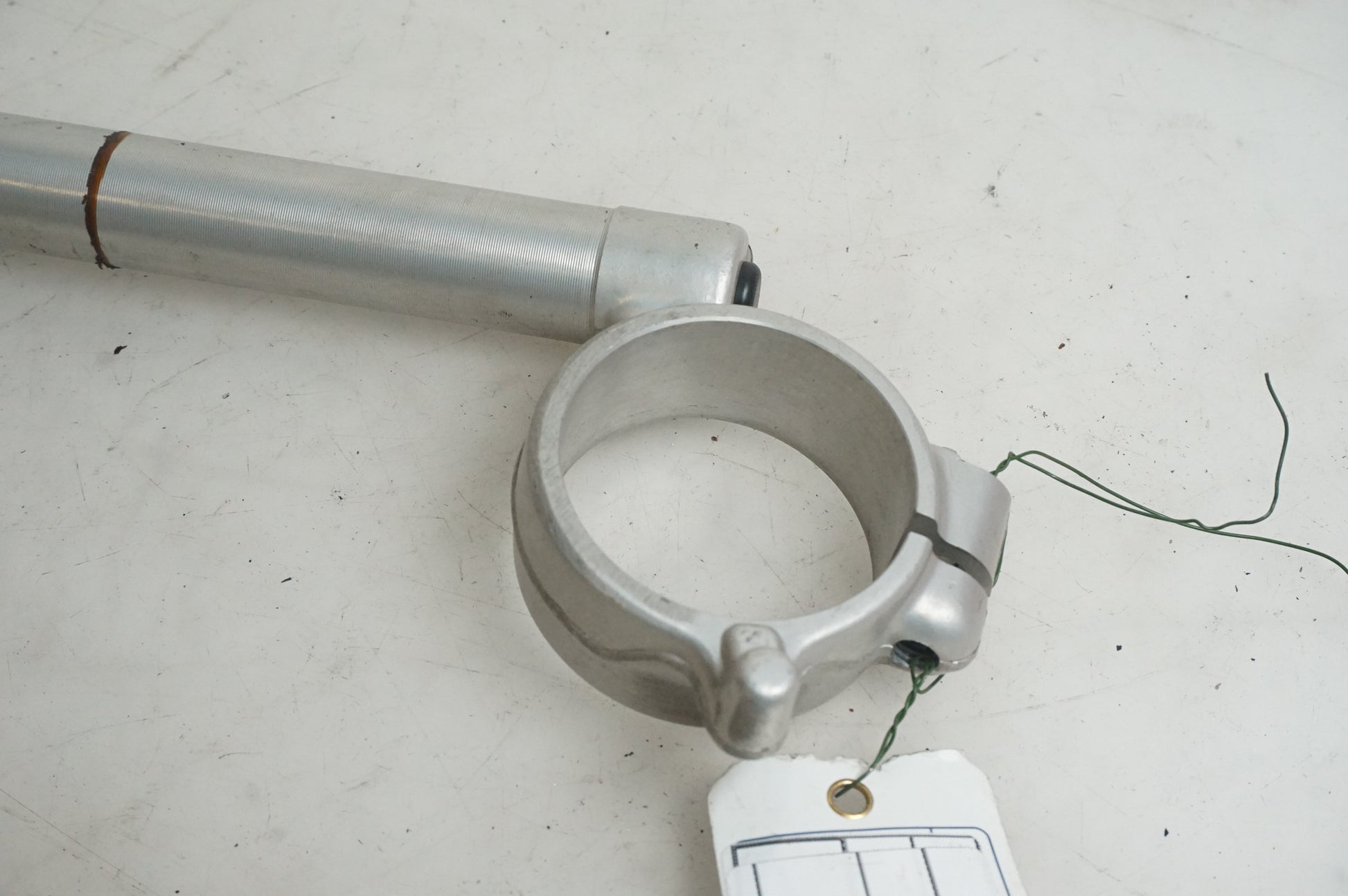 Höger sida på Styre från en Suzuki GSX-R 750 -2009 motorcykel.