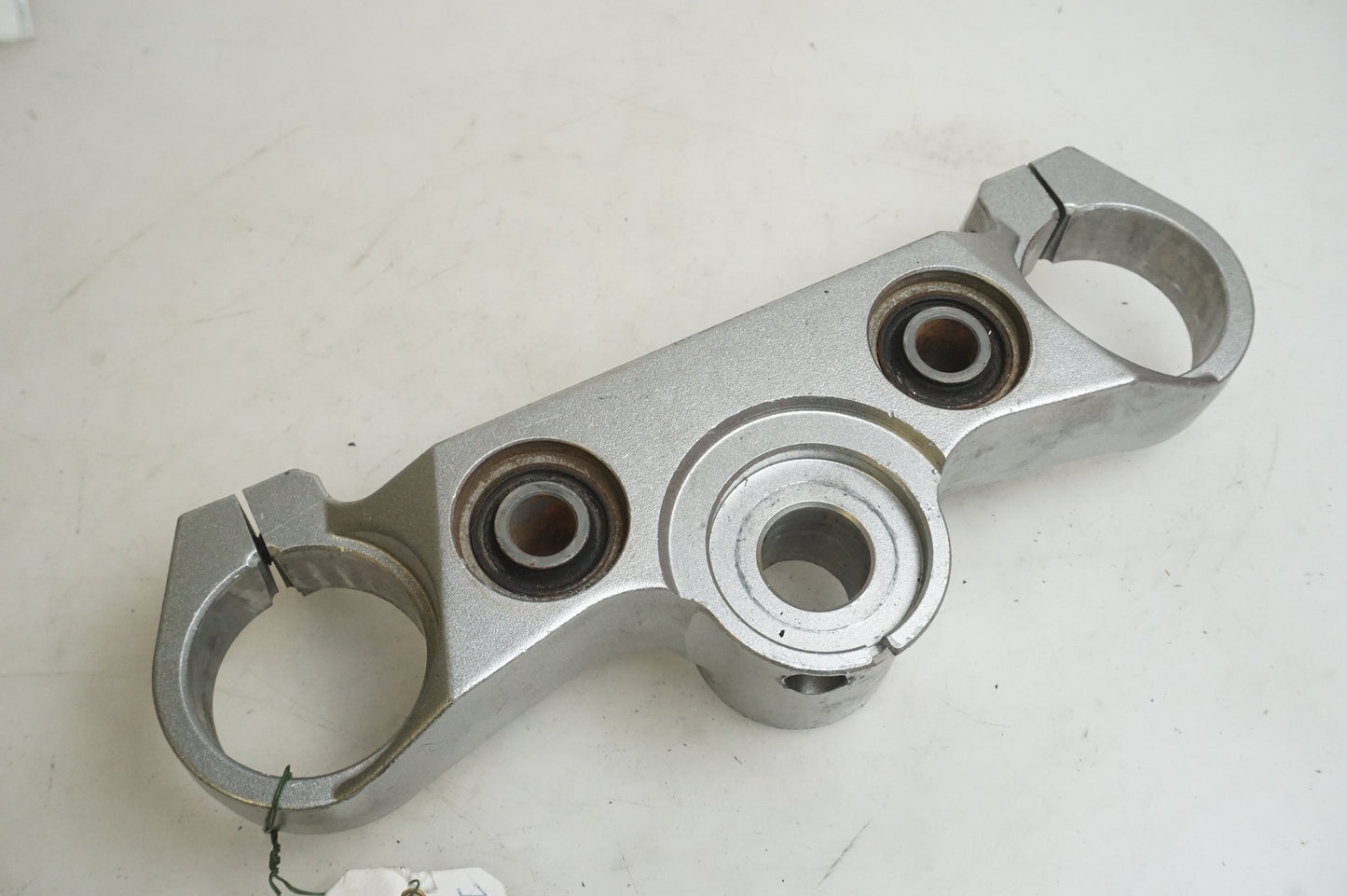 Framsidan på Gaffelkrona från en Yamaha MT-01 -2005 motorcykel.