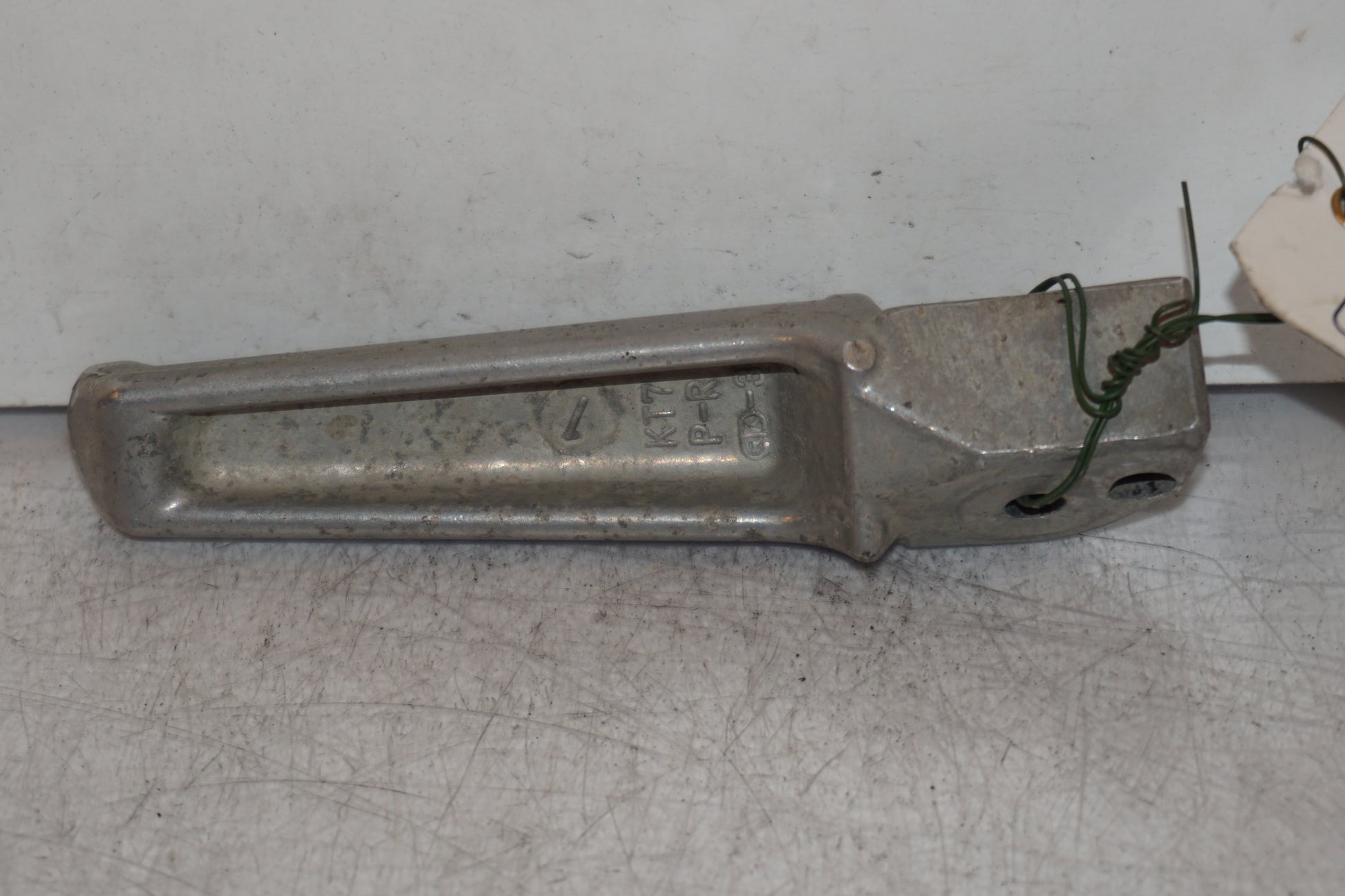 Baksidan på Fotpinne från en Honda CBR 1100 XX -1999 motorcykel.