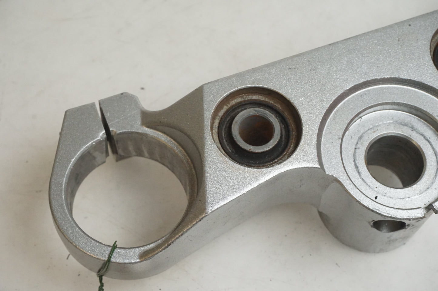 Baksidan på Gaffelkrona från en Yamaha MT-01 -2005 motorcykel.