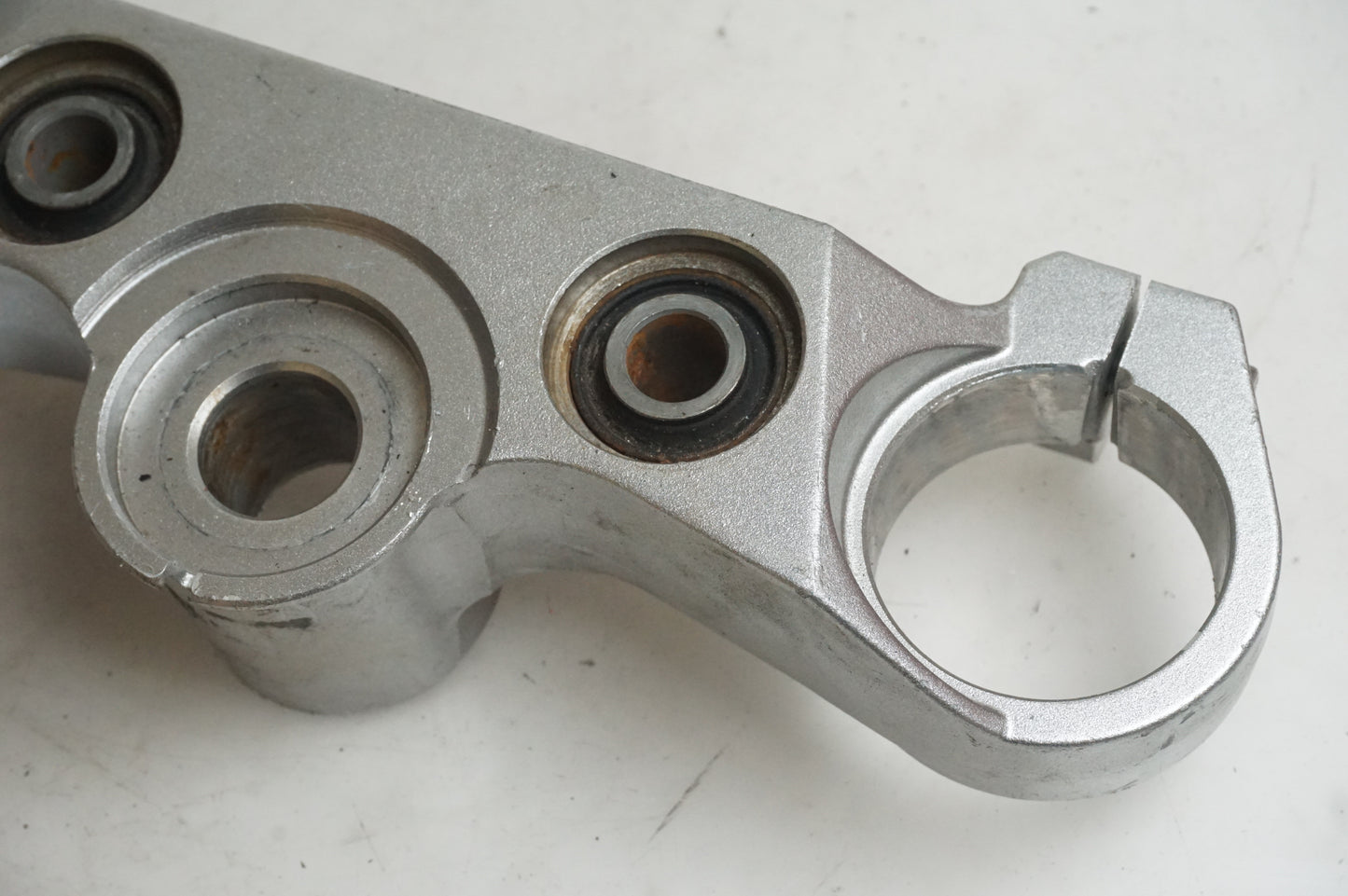 Höger sida på Gaffelkrona från en Yamaha MT-01 -2005 motorcykel.