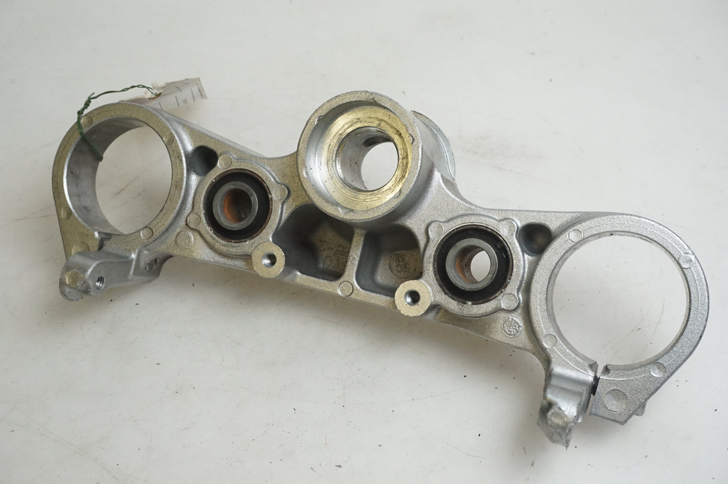 Vänster sida på Gaffelkrona från en Yamaha MT-01 -2005 motorcykel.