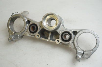 Vänster sida på Gaffelkrona från en Yamaha MT-01 -2005 motorcykel.