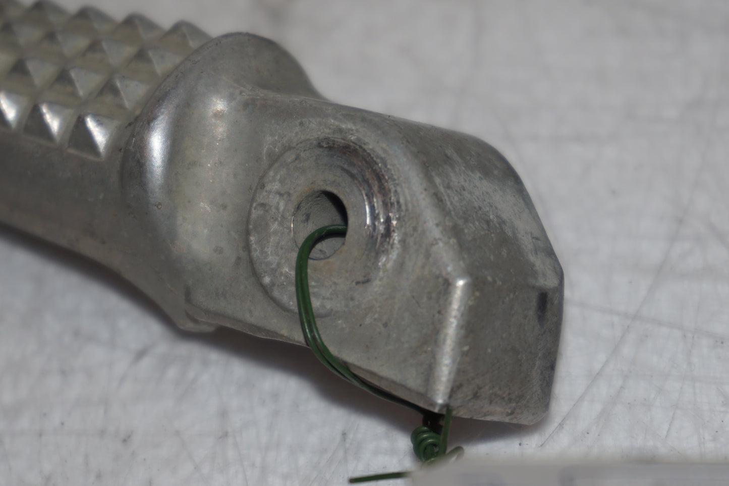 Snett nerifrån på Fotpinne från en Honda CBR 1100 XX -1999 motorcykel.