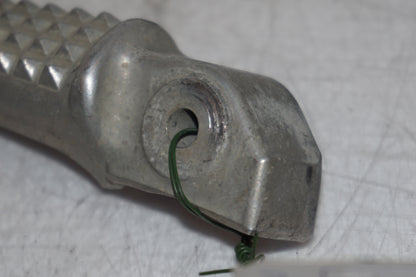 Snett nerifrån på Fotpinne från en Honda CBR 1100 XX -1999 motorcykel.