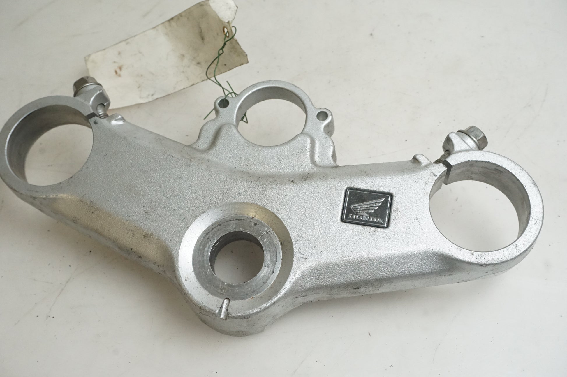 Framsidan på Gaffelkrona från en Honda VFR 800 -2005 motorcykel.