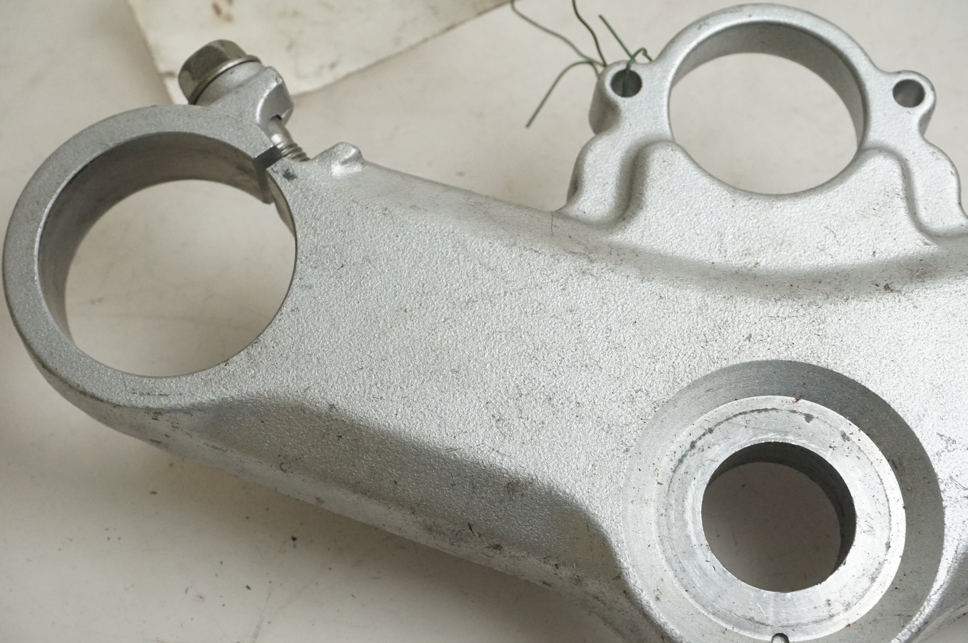 Baksidan på Gaffelkrona från en Honda VFR 800 -2005 motorcykel.