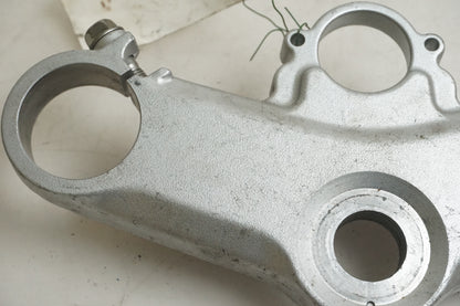 Baksidan på Gaffelkrona från en Honda VFR 800 -2005 motorcykel.