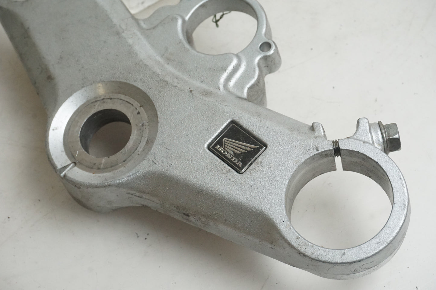 Höger sida på Gaffelkrona från en Honda VFR 800 -2005 motorcykel.