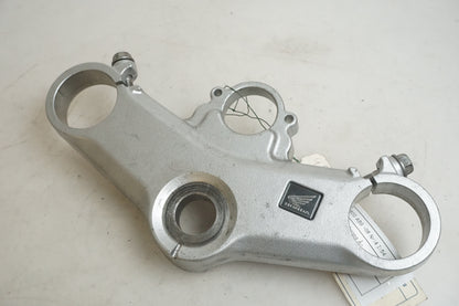 Framsidan på Gaffelkrona från en Honda VFR 800 -2008 motorcykel.