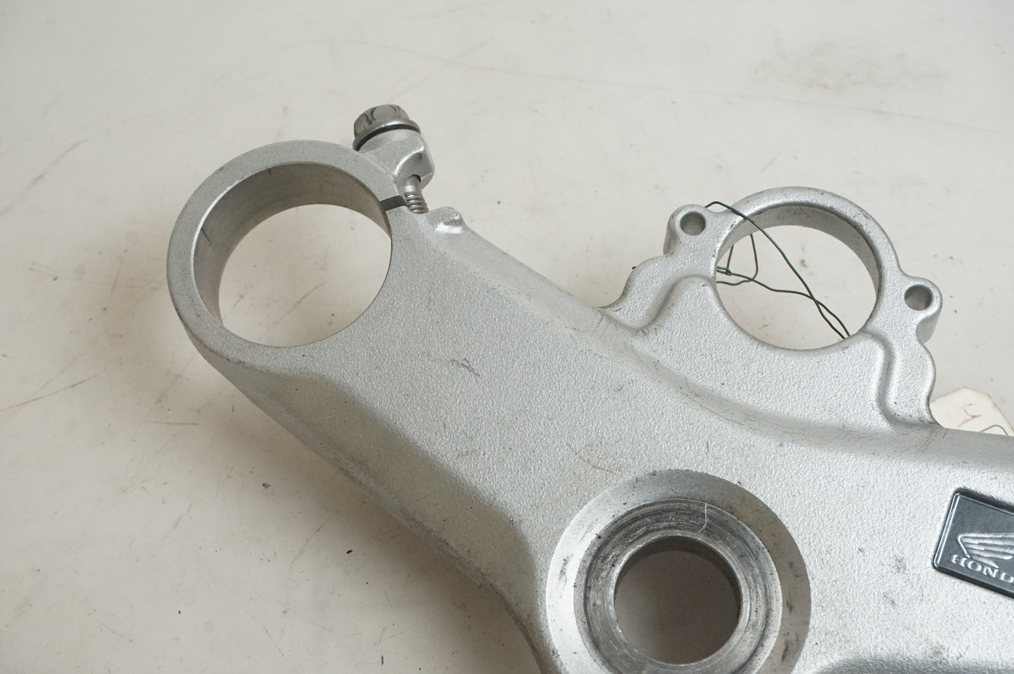 Höger sida på Gaffelkrona från en Honda VFR 800 -2008 motorcykel.