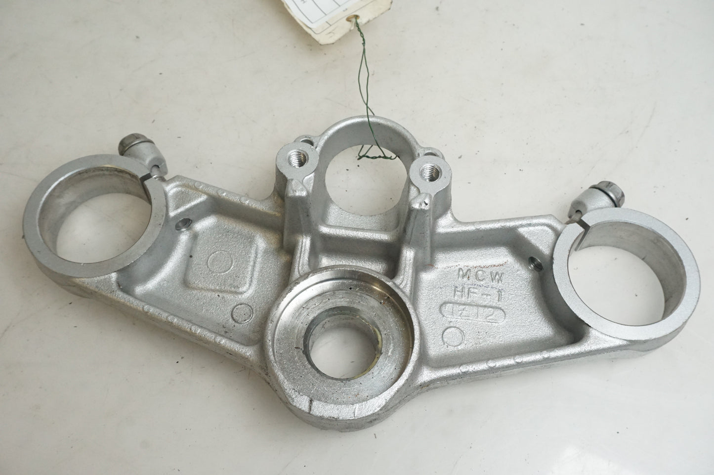 Vänster sida på Gaffelkrona från en Honda VFR 800 -2008 motorcykel.